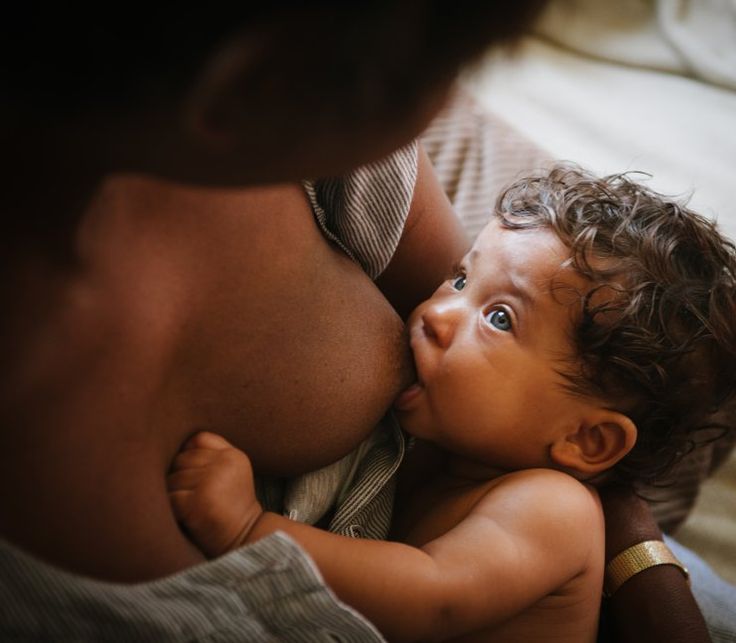 Por que os bebês mordem o bico do peito durante as mamadas