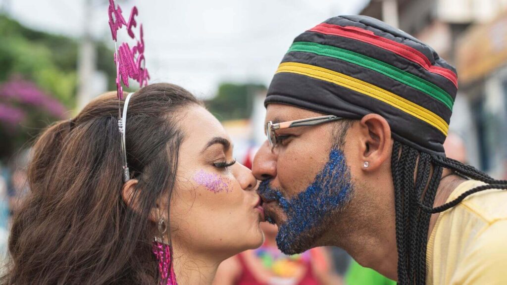 Carnaval: como prevenir a ‘doença do beijo’ e outras transmitidas no contato com a boca durante a folia