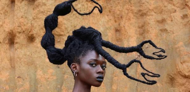 Conheça Laetitia Ky, artista faz esculturas no cabelo que vão de menstruação a clitóris gigante