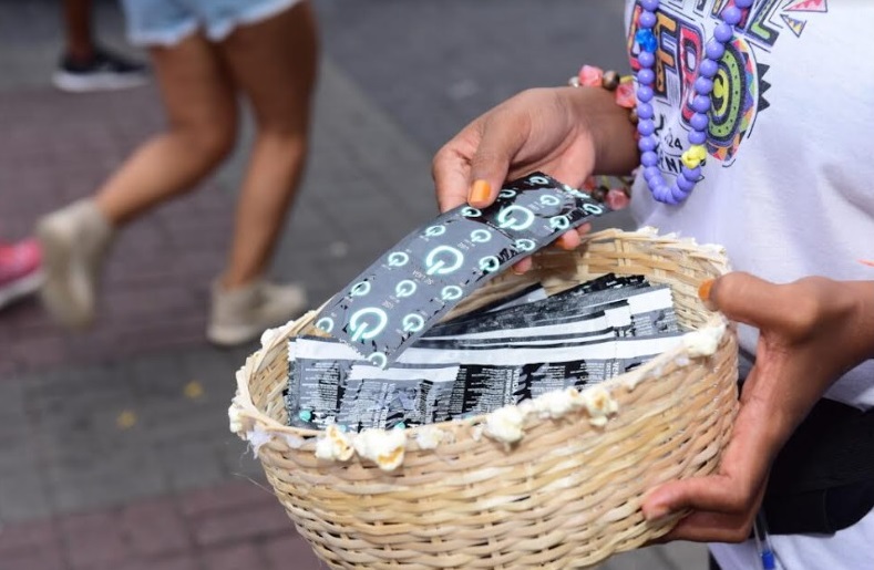 Foliões podem retirar preservativos e fazer testes de ISTs gratuitamente nos circuitos do Carnaval