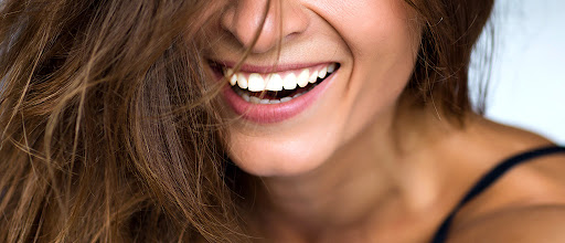 Especialistas compartilham 5 dicas para ter um sorriso saudável