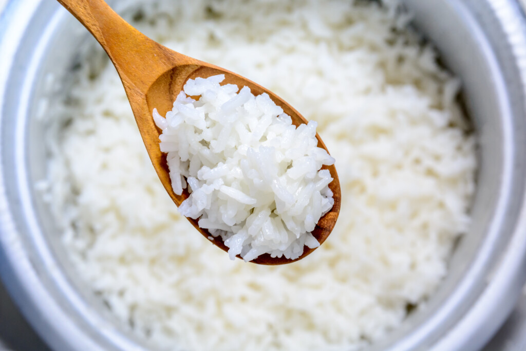 Comer arroz branco é tão prejudicial quanto açúcar puro, diz Harvard