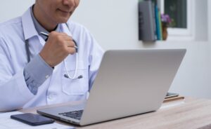 Atendimentos por telemedicina no país crescem 172% em 2023 após lei que regulamenta saúde digital