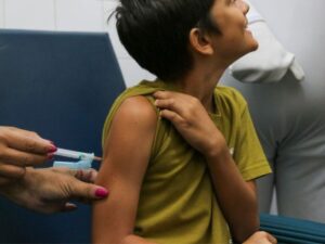 Pais devem levar filhos para vacinar contra a dengue, orienta especialista