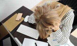Saúde mental e afastamento do trabalho: quem paga essa conta?