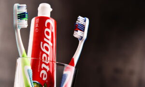 Colgate descontinua pasta de dente após relatos de reações adversas