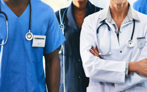 A armadilha financeira que atinge médicos, enfermeiros e fisioterapeutas com múltiplos vínculos