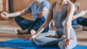 Veja três exercícios que podem te ajudar na luta contra a insônia