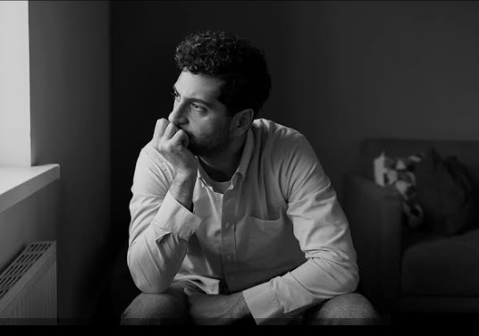 Silêncio que adoece﻿e: especialista em hipnose clínica integrativa alerta para a importância da saúde emocional dos homens neste Novembro Azul