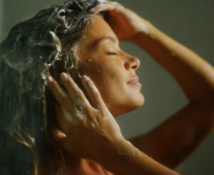 Nem uma vez por semana, nem em dias alternados: dermatologista explica com que frequência devemos lavar o cabelo