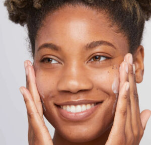 Como manter a pele saudável durante viagens: dicas práticas para todos os roteiros