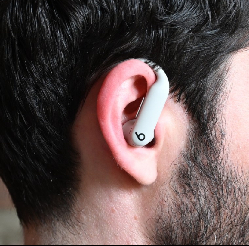 Fones sem fio podem causar Alzheimer ou danificar o cérebro? Entenda o que é mito e o que é fato