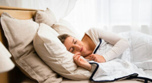 Dormir menos de 6 horas pode aumentar em 75% o risco de problemas cardíacos em mulheres, aponta estudo