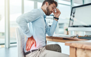 Dores nas costas e nos olhos no trabalho: como prevenir esses problemas no dia a dia