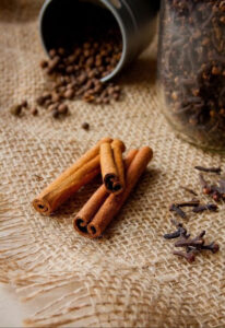 Lavar os pés com canela: para que serve, funciona mesmo e quando vale a pena experimentar