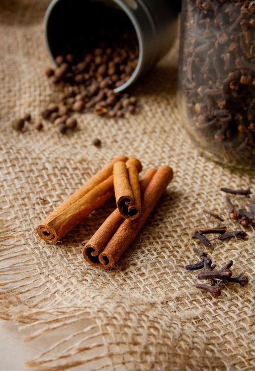 Lavar os pés com canela: para que serve, funciona mesmo e quando vale a pena experimentar