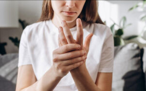 Formigamento constante nas mãos não é má postura, mas sim deficiência de uma vitamina muito importante