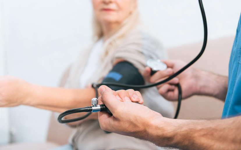 Pressão alta aumenta risco de demência e acelera envelhecimento do cérebro, alertam especialistas