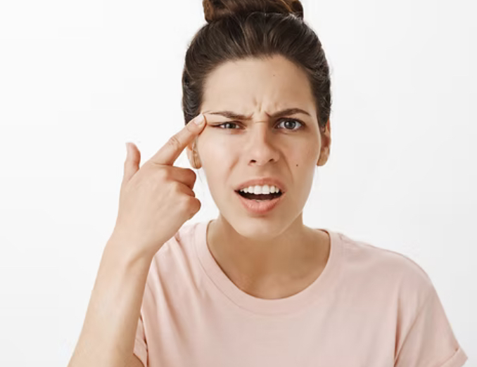 Sobrancelhas falhadas: o que pode causar a perda de pelos nessa região