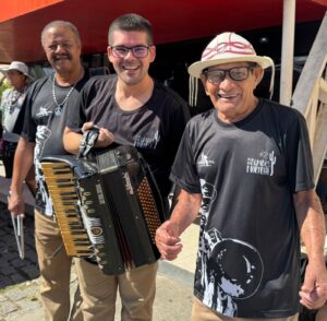 Sanfoneiro Baio do Acordeon alegra manhã de pacientes e homenageia profissionais da Unacon