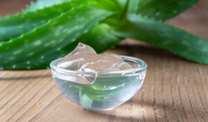 Como fazer um gel facial com aloe vera para revitalizar a pele e manter a aparência exuberante