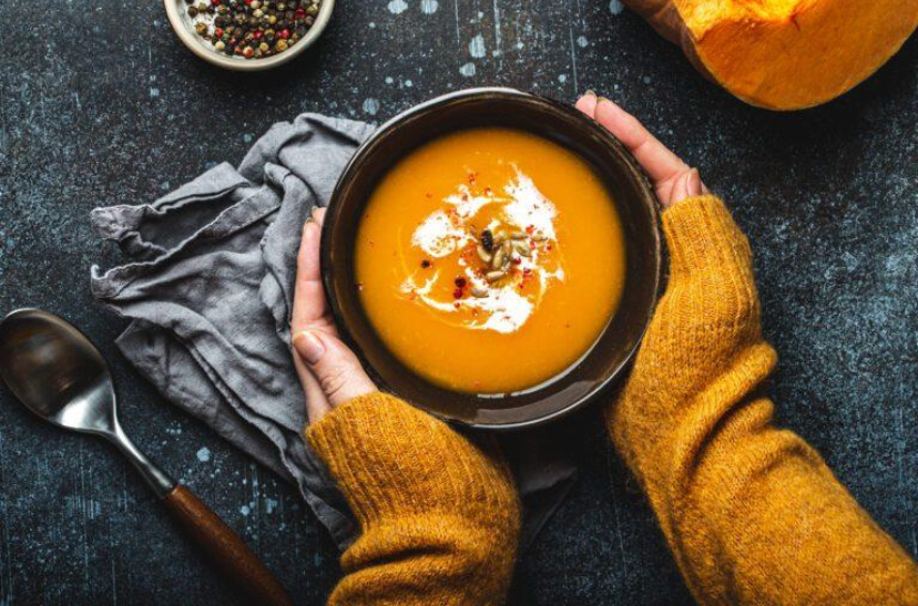 Sopas, frutas e hidratação: dicas para manter alimentação saudável no inverno