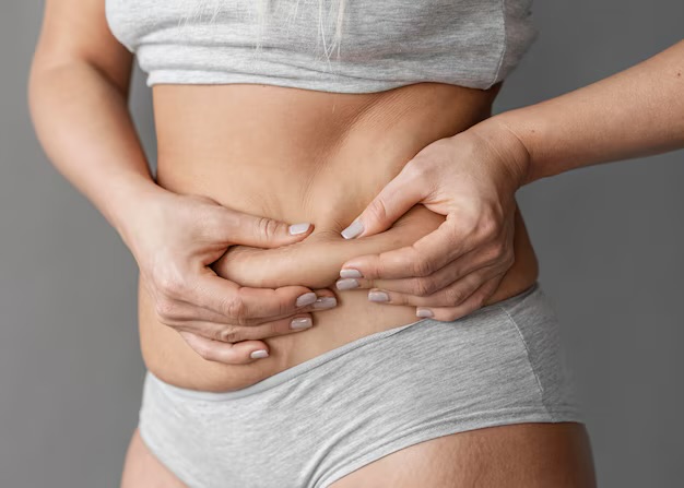 O ganho de peso na região abdominal após a menopausa nem sempre é só idade: pode estar ligado à queda de estrogênio e ao cortisol