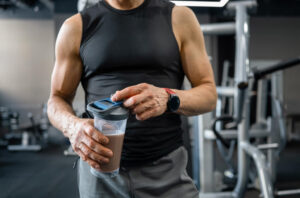 Você realmente precisa tomar proteína? Especialistas alertam sobre os excessos da “febre fitness”