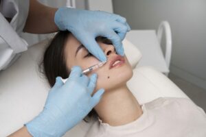 Anvisa alerta para riscos de preenchedores fora das indicações; médico explica quando procedimento estético deve ser evitado