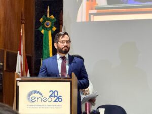 Setembro Rubi: médico feirense participa de encontro internacional e destaca importância do rastreamento e diagnóstico precoce do câncer