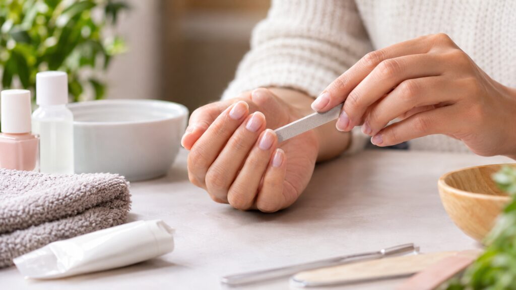 Unhas quebradiças: o que pode enfraquecê-las e quais cuidados ajudam a protegê-las